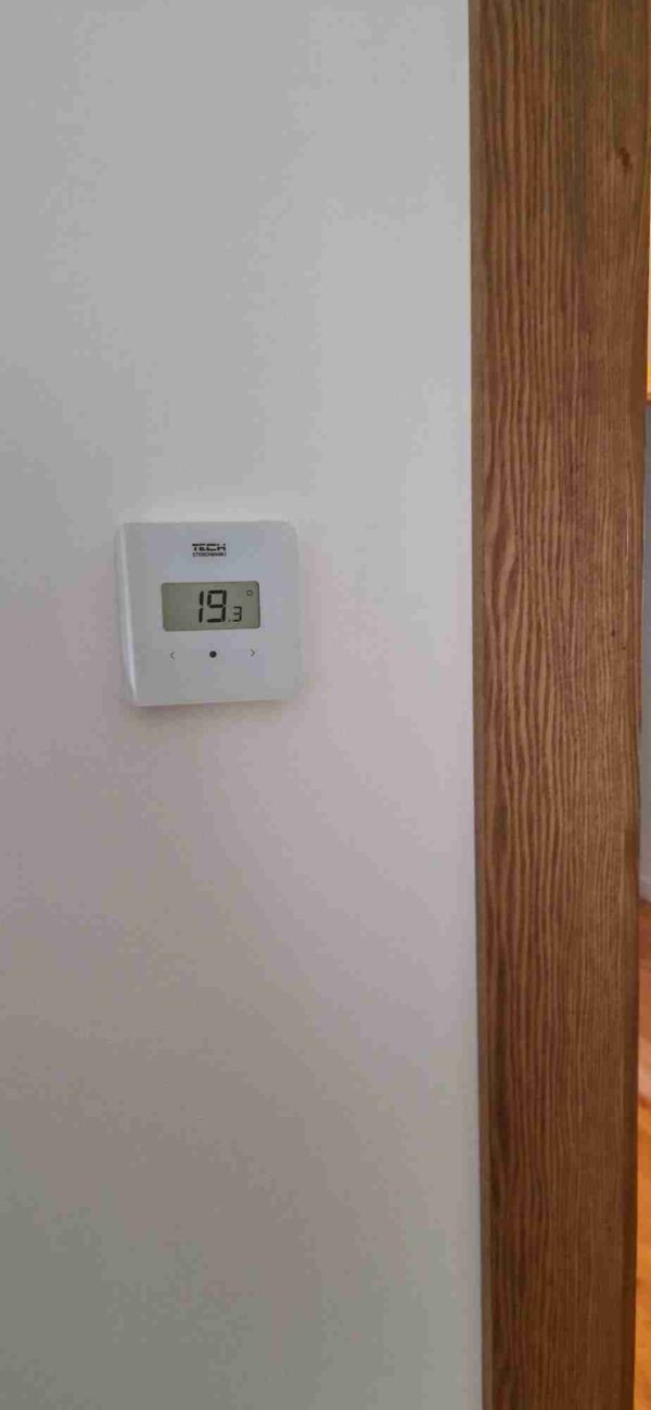 r-8bplus ant sienos, termostatas, baltos spalvos
